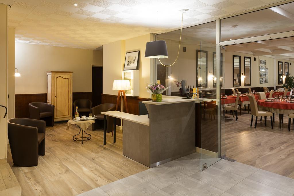 Logis Hotel Restaurant Les Cedres Joyeuse Bagian luar foto