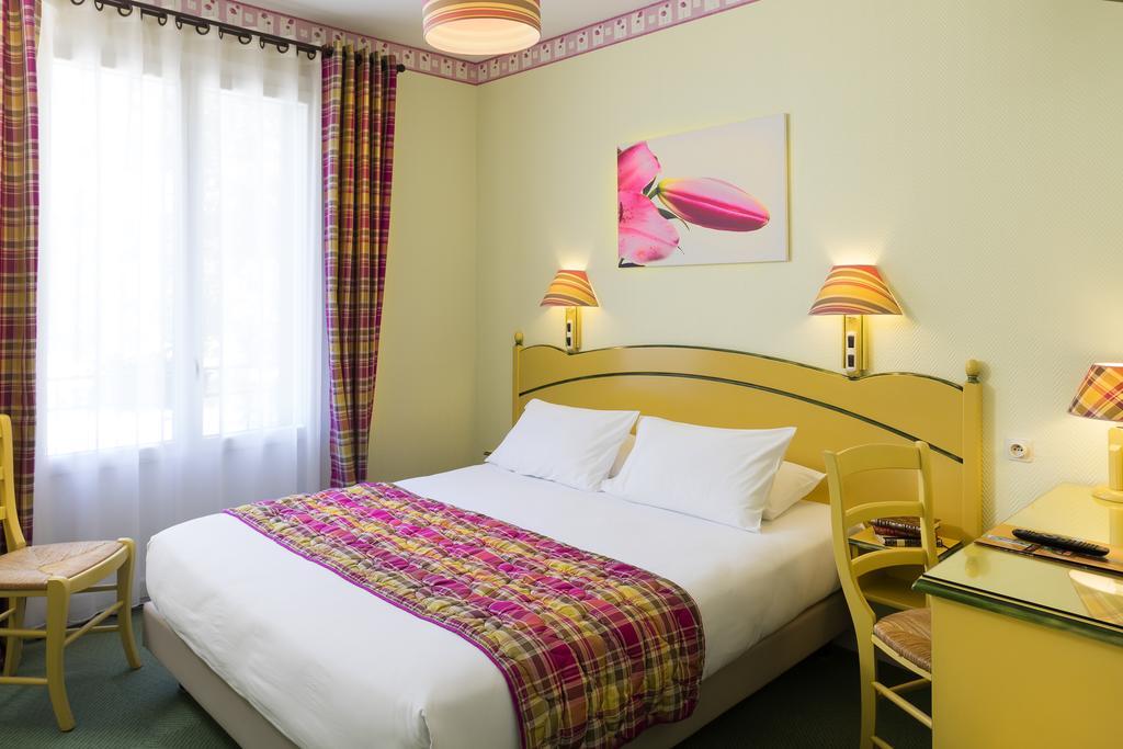 Logis Hotel Restaurant Les Cedres Joyeuse Bagian luar foto