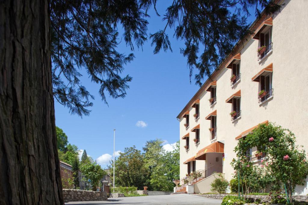 Logis Hotel Restaurant Les Cedres Joyeuse Bagian luar foto