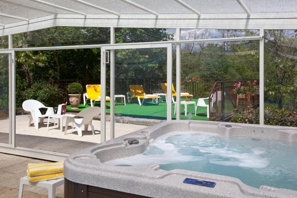 Logis Hotel Restaurant Les Cedres Joyeuse Bagian luar foto